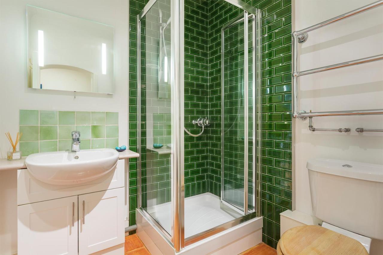 Veeve - South Kensington Garden Apartment *